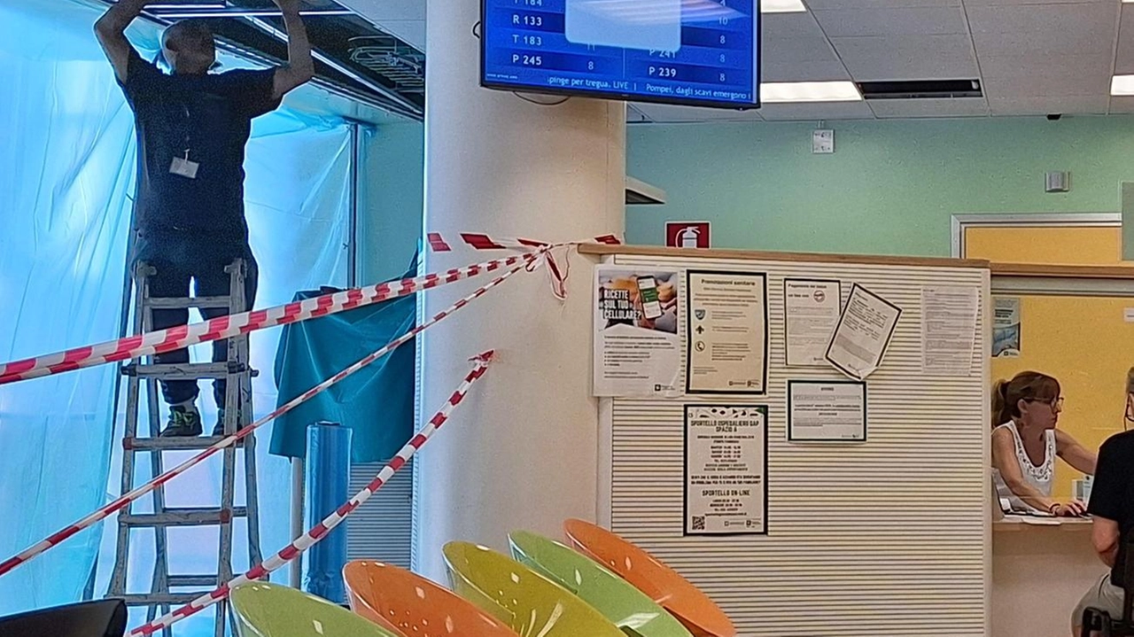 Lavori in corso all'ospedale Maggiore di Lodi per riparare l'impianto di condizionamento del Centro unico prenotazioni, danneggiato da una perdita d'acqua. Dopo il crollo del controsoffitto, il Cup è tornato operativo con intervento immediato dei tecnici. Lavori in corso all'ospedale Maggiore di Lodi per riparare l'impianto di condizionamento del Centro unico prenotazioni, danneggiato da una perdita d'acqua. Dopo il crollo del controsoffitto, il Cup è tornato operativo con intervento immediato dei tecnici.