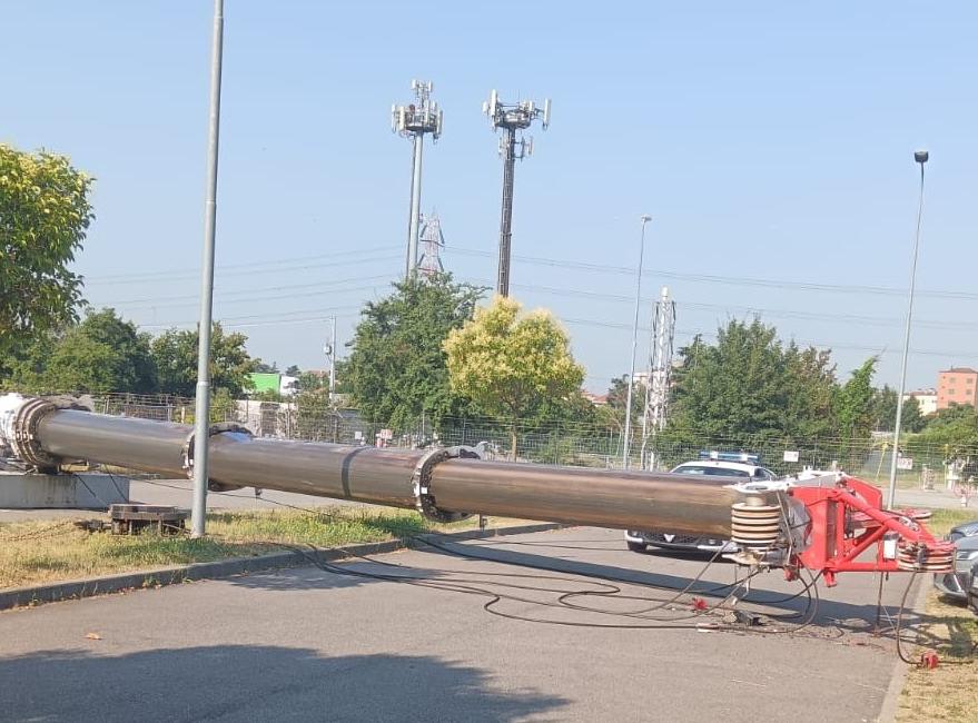 Paura a Rho: il terreno cede e una gru alta 30 metri si abbatte su 2 veicoli parcheggiati Paura a Rho: il terreno cede e una gru alta 30 metri si abbatte su 2 veicoli parcheggiati