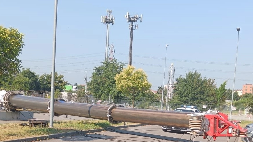 Rho, la gru precipitata al suolo in via Trecate dopo il cedimento del terreno Rho, la gru precipitata al suolo in via Trecate dopo il cedimento del terreno