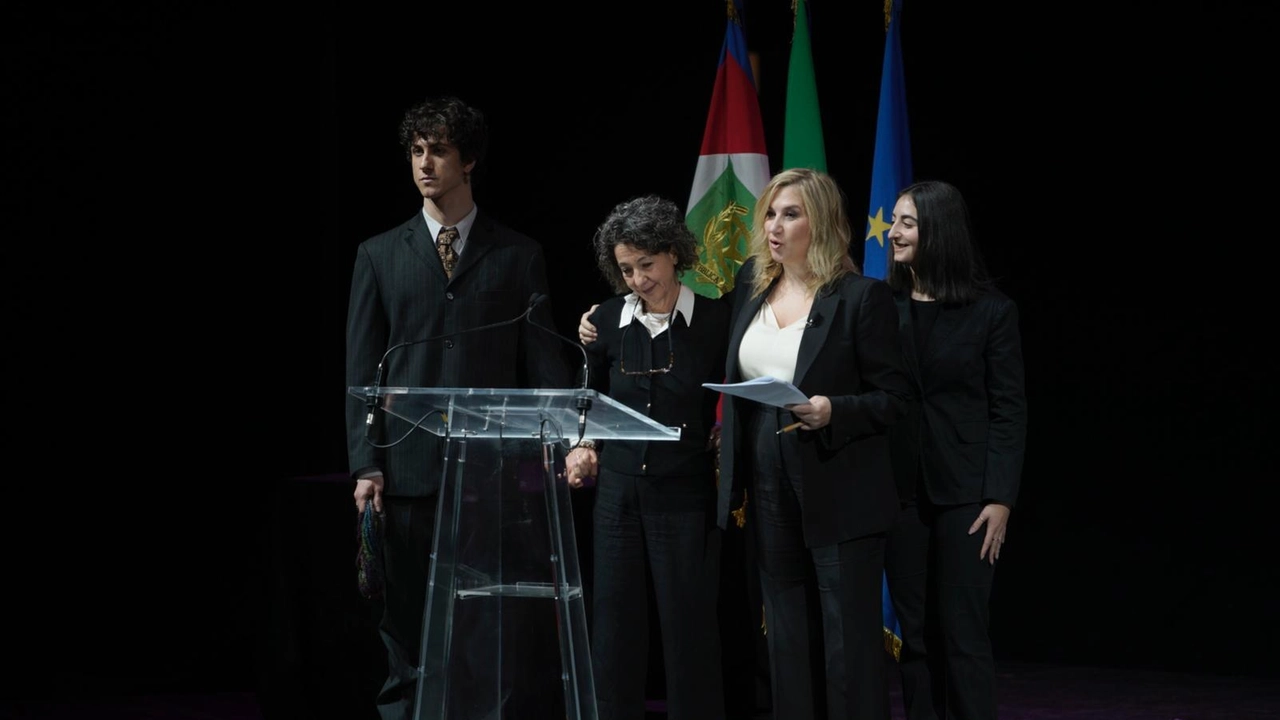 Seconda da sinistra la cinquantottenne Sara Campiglio quando incontrò Mattarella