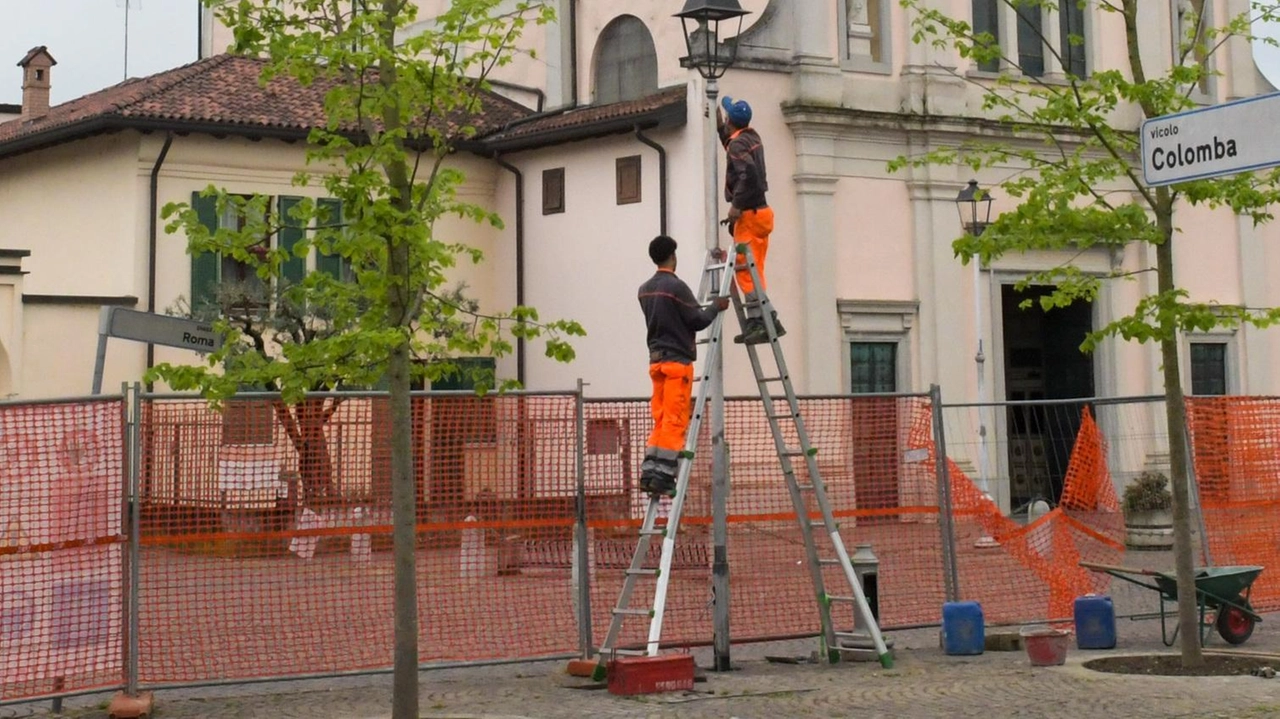 Nuova pavimentazione, arredi alberi piantati La piazza sarà “battezzata” in occasione della tradizionale festa di primavera Nuova pavimentazione, arredi alberi piantati La piazza sarà “battezzata” in occasione della tradizionale festa di primavera