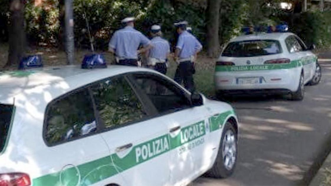 Tira sassi ai passanti e aggredisce i poliziotti ferendo un agente: due anni di carcere e poi l’espulsione