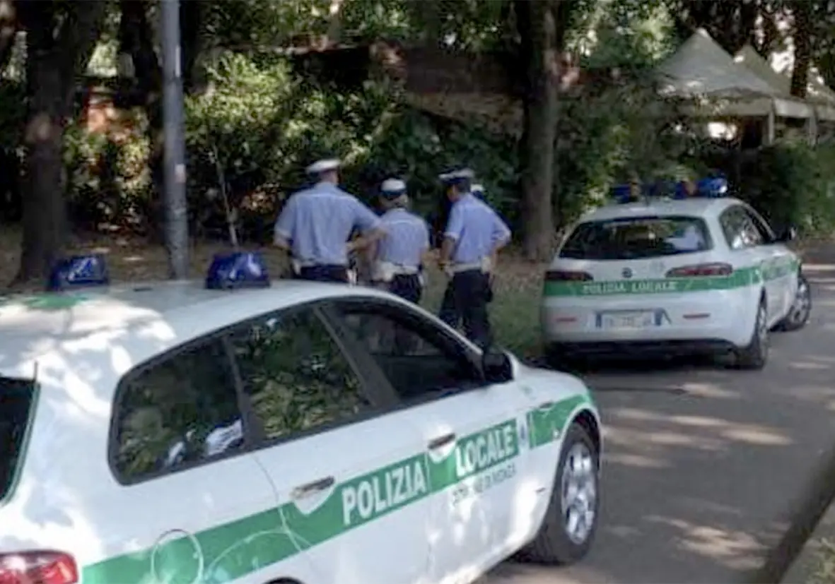Tira sassi ai passanti e aggredisce i poliziotti ferendo un agente: due anni di carcere e poi l’espulsione