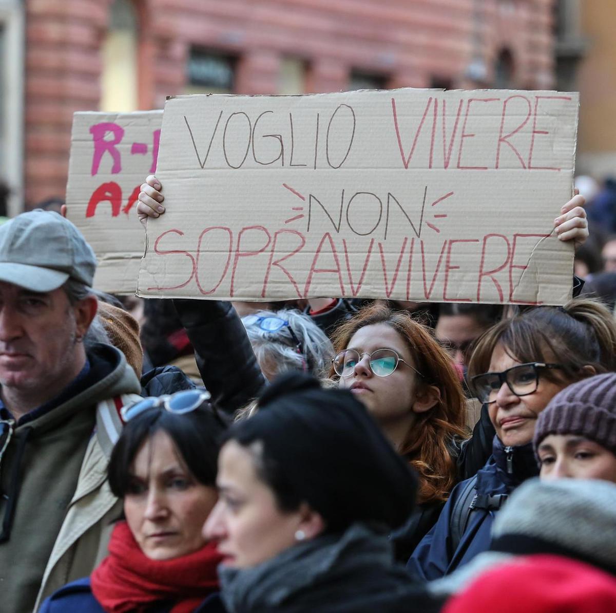 stalking e minacce alla ex tu pagherai ti ammazzo divieto di avvicinamento