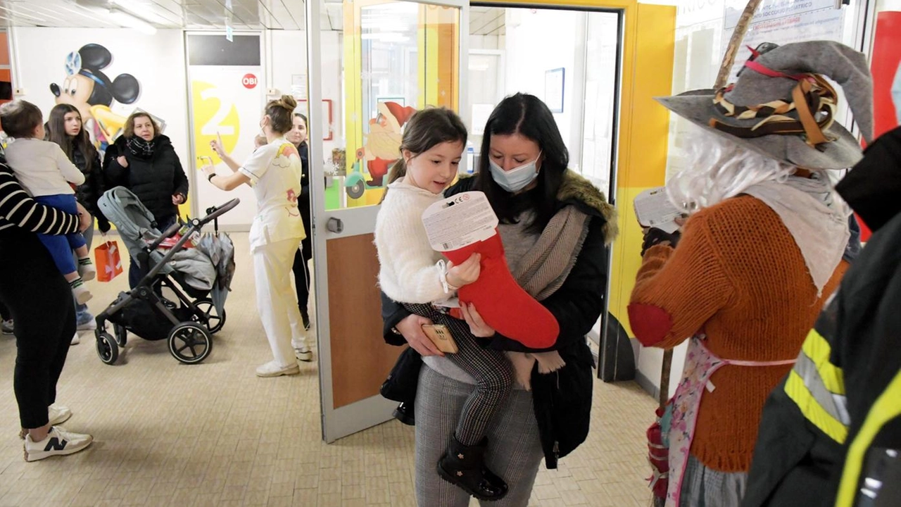 La Befana dei vigili del fuoco è arrivata con l’autoscala e ha parlato in dialetto disorientando le mamme straniere. Ospite anche il vescovo Sanguineti. Nel pomeriggio festa col Siap. La Befana dei vigili del fuoco è arrivata con l’autoscala e ha parlato in dialetto disorientando le mamme straniere. Ospite anche il vescovo Sanguineti. Nel pomeriggio festa col Siap.