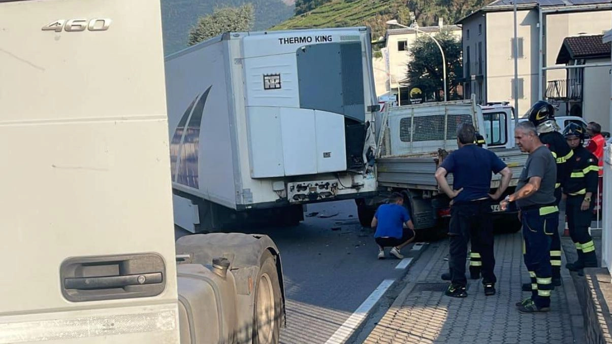 Il rimorchio perso dal tir (foto Anp) Il rimorchio perso dal tir (foto Anp)