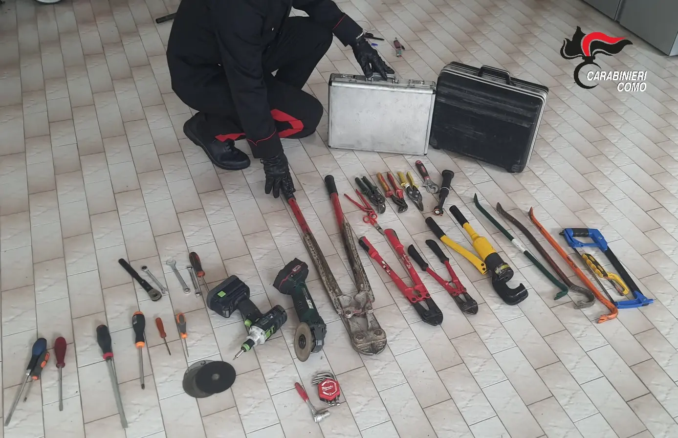 Bizzarone, nell'auto utilizzata per il furto un campionario di attrezzi da scasso