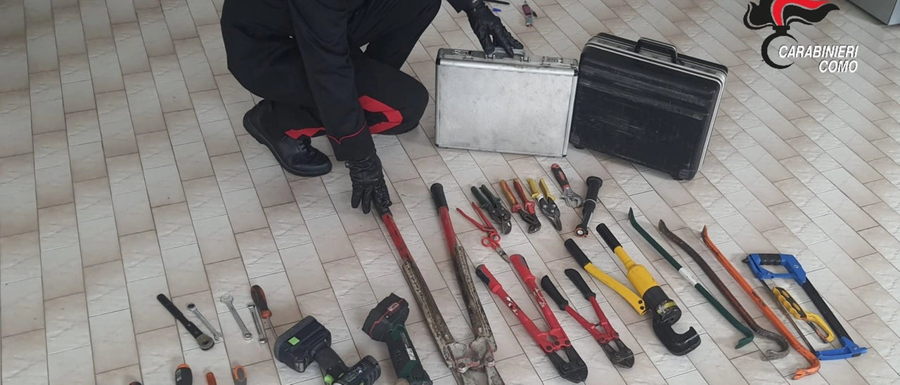 Bizzarone, nell'auto utilizzata per il furto un campionario di attrezzi da scasso