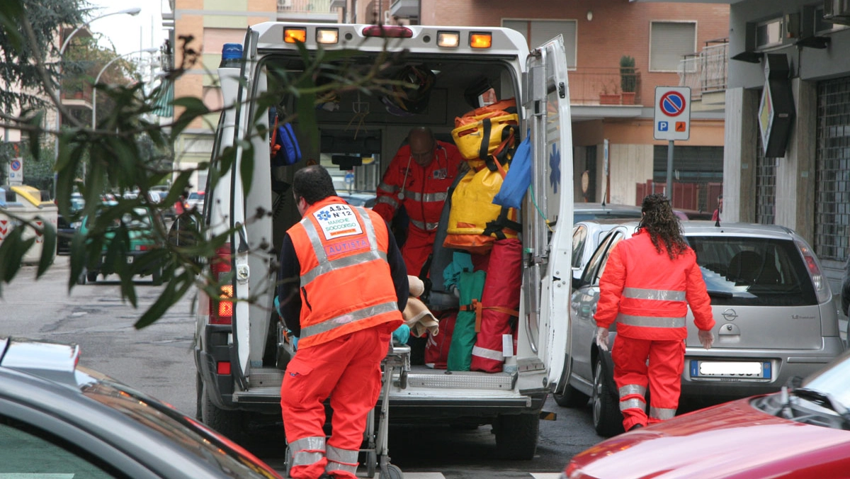 Sul posto diversi mezzi di soccorso (foto di repertorio)