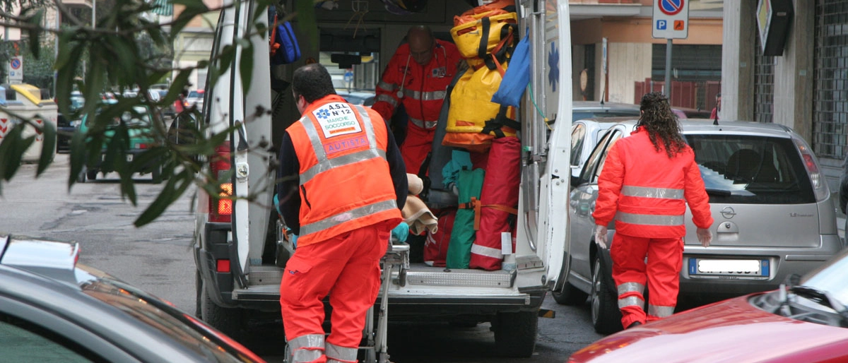 Dramma a Como, bimbo di 18 mesi beve del liquido per scarichi: è grave