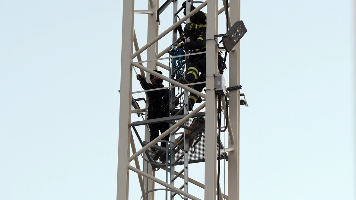 Operai a San Donato salgono su gru per protesta per mancati pagamenti. Intervento di soccorsi per riportarli a terra in sicurezza. Situazione economica precaria nel cantiere. Operai a San Donato salgono su gru per protesta per mancati pagamenti. Intervento di soccorsi per riportarli a terra in sicurezza. Situazione economica precaria nel cantiere.