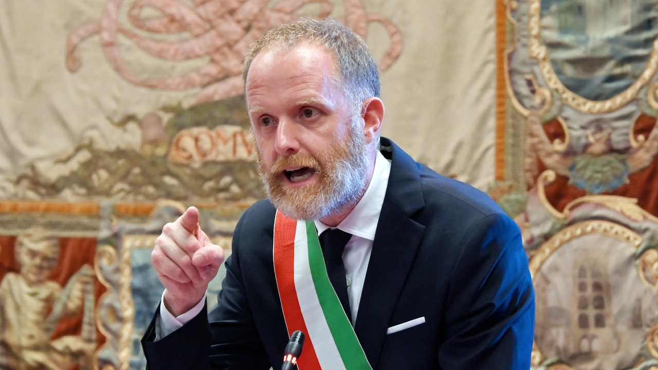 Duro il sindaco Alessandro Rapinese Duro il sindaco Alessandro Rapinese