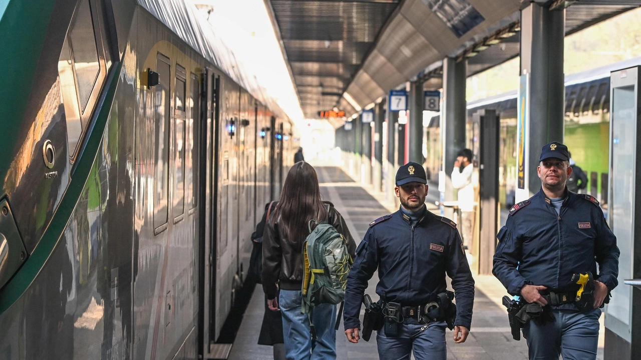 Il presidio “scende“ al pianterreno, accanto alle banchine, e sarà operativo dalle 7 del mattino all’una di notte. Ogni giorno 9 agenti in servizio divisi su tre turni. Ristrutturazione in vista anche nella stazione di Bovisa . . Il presidio “scende“ al pianterreno, accanto alle banchine, e sarà operativo dalle 7 del mattino all’una di notte. Ogni giorno 9 agenti in servizio divisi su tre turni. Ristrutturazione in vista anche nella stazione di Bovisa . .