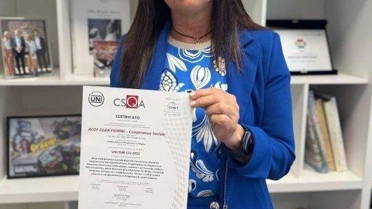 Cinzia Ghisellini direttrice Acof mostra la certificazione sulla parità di genere ottenuta dalla scuola fondata da Olga Fiorini Cinzia Ghisellini direttrice Acof mostra la certificazione sulla parità di genere ottenuta dalla scuola fondata da Olga Fiorini