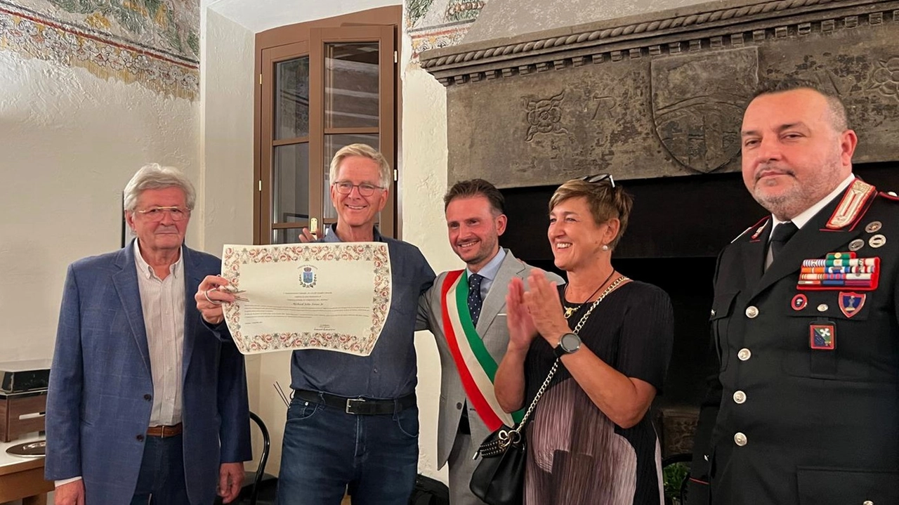 La pergamena della benemerenza è stata consegnata a Rick Steves dal sindaco Mauro Manzoni La pergamena della benemerenza è stata consegnata a Rick Steves dal sindaco Mauro Manzoni