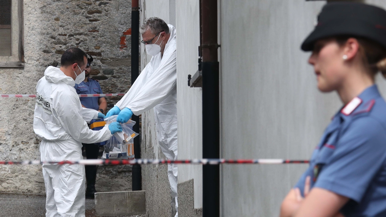 Le indagini nell’abitazione dove madre e figlio sono stati trovati morti Le indagini nell’abitazione dove madre e figlio sono stati trovati morti