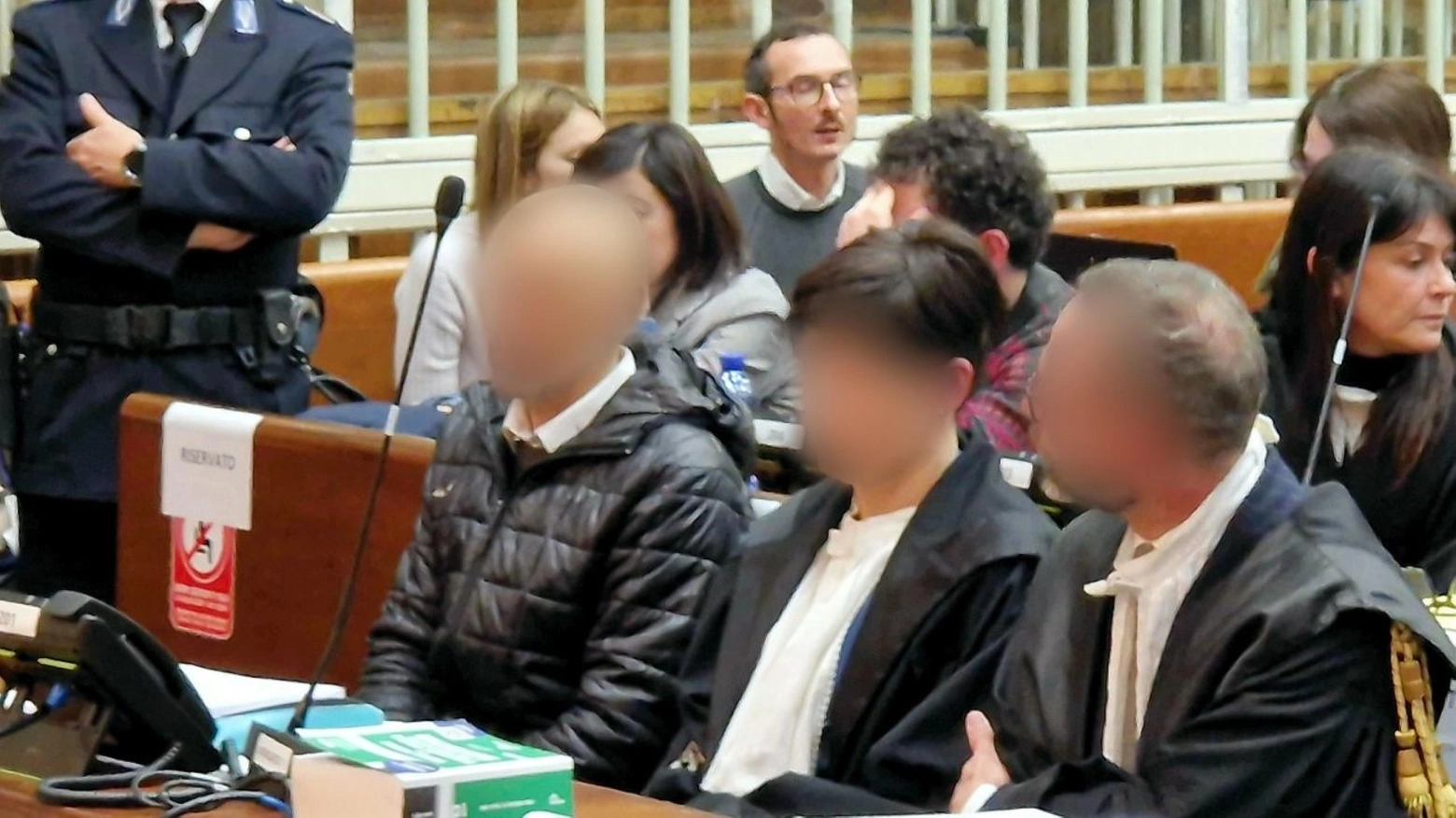 Davide Fontana (primo a sinistra) durante l'ultima udienza del processo