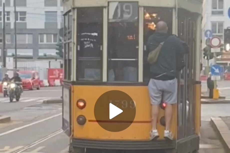 Il giovane attaccato al tram "in viaggio" verso piazza Missori