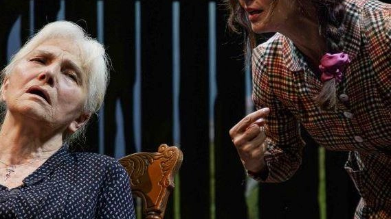 Loro le protagoniste: una madre e una figlia. Dal rapporto piuttosto conflittuale. Per così dire. E già viene da... Loro le protagoniste: una madre e una figlia. Dal rapporto piuttosto conflittuale. Per così dire. E già viene da...