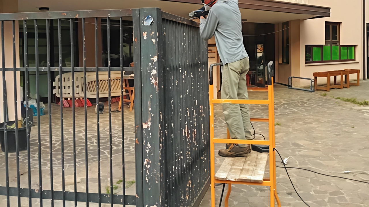 Genitori-volontari dipingono il cancello delle scuole a Trezzo, iniziativa apprezzata dal Comune e dall'Amministrazione per migliorare l'ambiente scolastico. Genitori-volontari dipingono il cancello delle scuole a Trezzo, iniziativa apprezzata dal Comune e dall'Amministrazione per migliorare l'ambiente scolastico.