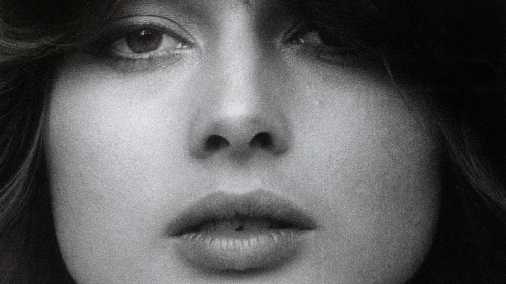 Isabella Rossellini, oggi 72 anni, scoperta da Fabrizio Ferri nel 1975 a una manifestazione sotto la sede del Pci a Roma, in via delle Botteghe Oscure Isabella Rossellini, oggi 72 anni, scoperta da Fabrizio Ferri nel 1975 a una manifestazione sotto la sede del Pci a Roma, in via delle Botteghe Oscure