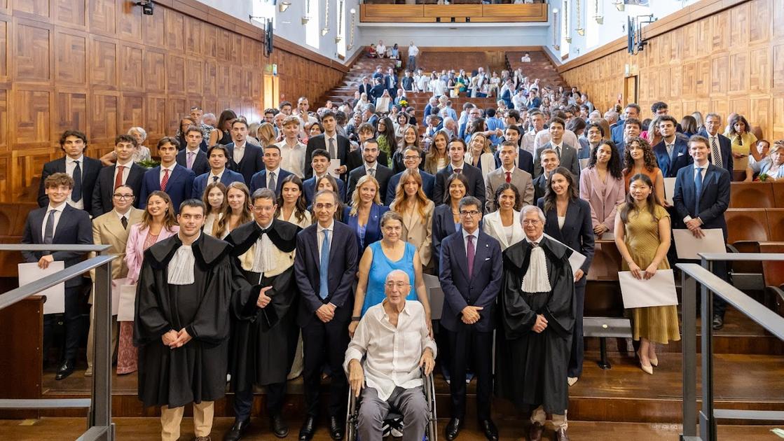 Stroncato da malore a 21 anni, laurea alla memoria di Lorenzo Veduti: “Brillante e appassionato, era fonte d’ispirazione per la classe” Stroncato da malore a 21 anni, laurea alla memoria di Lorenzo Veduti: “Brillante e appassionato, era fonte d’ispirazione per la classe”