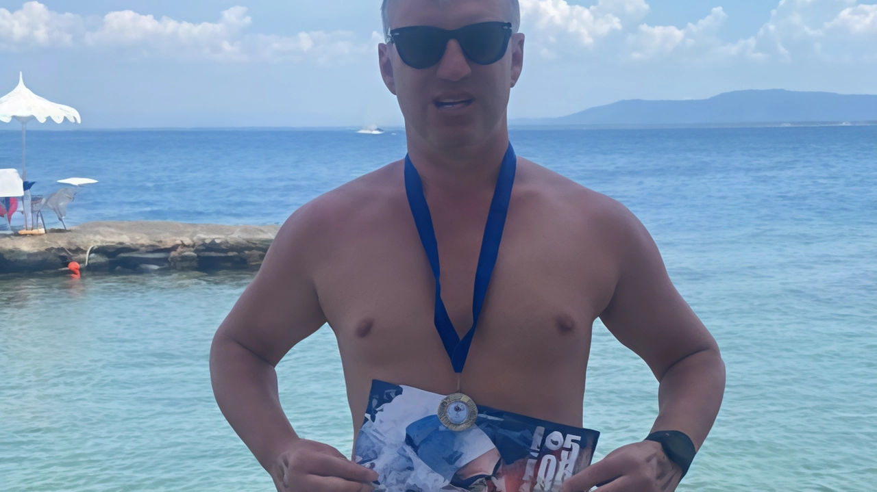 Il nuotatore Alessandro Vago da Lazzate completa la gara "Da Porto a Porto" intorno all'Argentario in 6 ore e 20 minuti, dedicando il traguardo alla beneficenza e alla sua determinazione. Il nuotatore Alessandro Vago da Lazzate completa la gara "Da Porto a Porto" intorno all'Argentario in 6 ore e 20 minuti, dedicando il traguardo alla beneficenza e alla sua determinazione.