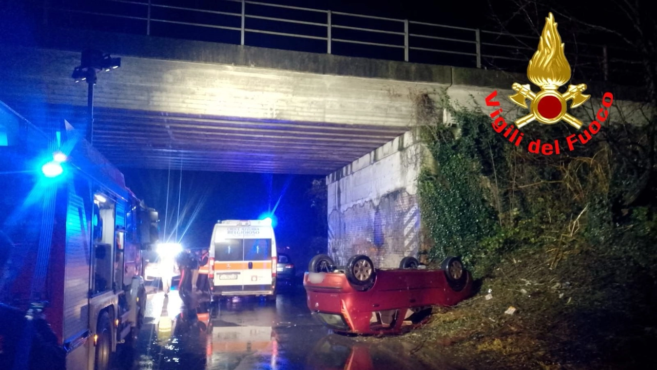 L'auto prima si è schiantata contro il sottopasso poi si è ribaltata L'auto prima si è schiantata contro il sottopasso poi si è ribaltata
