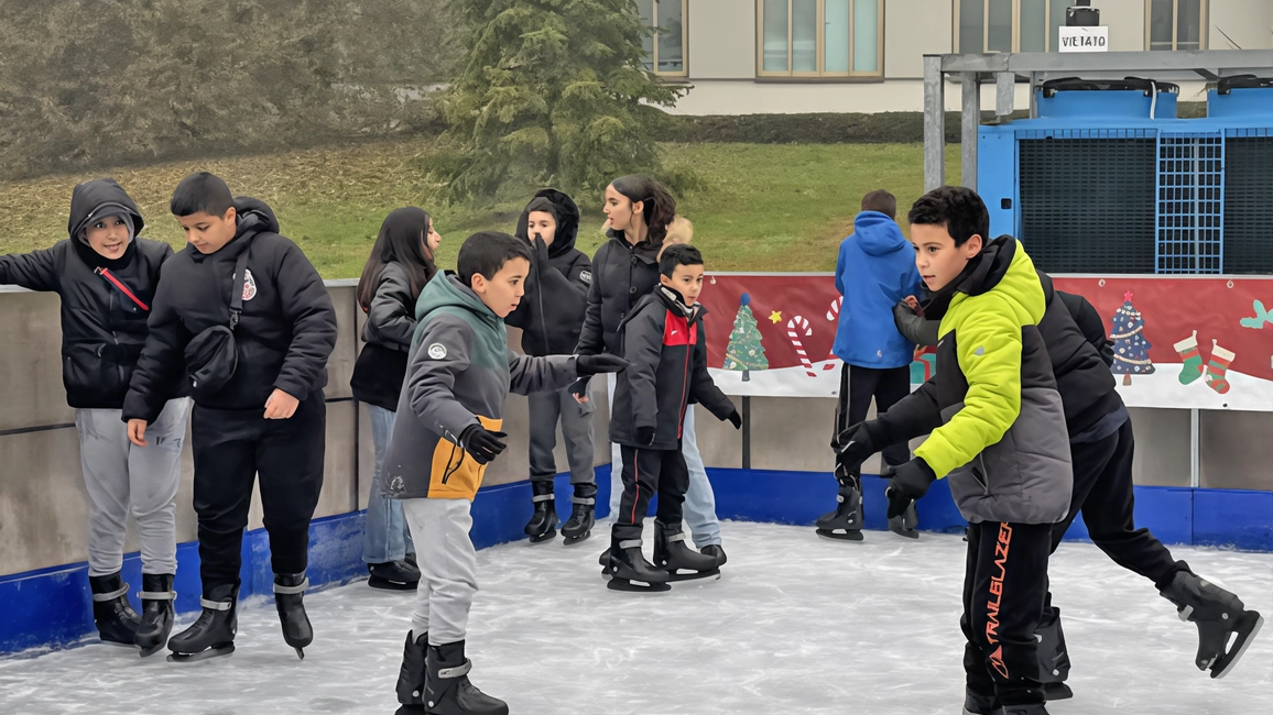 A Rozzano si apre il Natale con la pista di pattinaggio e il villaggio di Babbo Natale in piazza Foglia. A Rozzano si apre il Natale con la pista di pattinaggio e il villaggio di Babbo Natale in piazza Foglia.