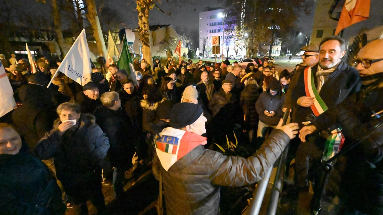 Oltre 200 persone al presidio organizzato ieri sera dalla Rete Solidale Antimafia del Sud Ovest Milano, composta dall’associazione "Una... Oltre 200 persone al presidio organizzato ieri sera dalla Rete Solidale Antimafia del Sud Ovest Milano, composta dall’associazione "Una...