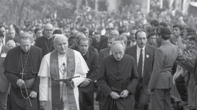 A sinistra lo speciale de Il Giorno in uscita il 2 novembre 1984 per la visita di Giovanni Paolo II al Sacro Monte A destra il pontefice percorre la via con sacra A sinistra lo speciale de Il Giorno in uscita il 2 novembre 1984 per la visita di Giovanni Paolo II al Sacro Monte A destra il pontefice percorre la via con sacra