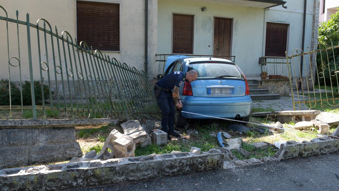 Incidente a Gorgonzola, auto sfonda la cancellata di una villa e travolge una donna: è gravissima Incidente a Gorgonzola, auto sfonda la cancellata di una villa e travolge una donna: è gravissima