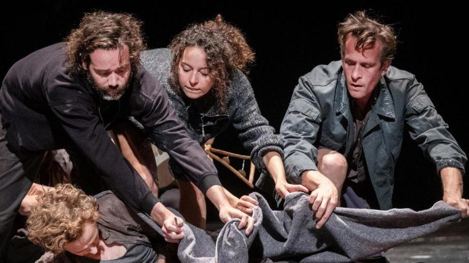 Una scena in «Works and Days», da stasera a venerdì sul palco dello Strehler In co-produzione con Les Théâtres de la Ville de Luxembourg