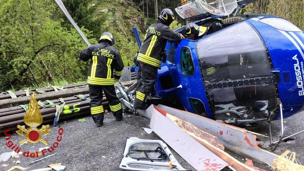 Tragedia sfiorata a Carona, elicottero colpisce un palo della luce e precipita al suolo: feriti due operai Tragedia sfiorata a Carona, elicottero colpisce un palo della luce e precipita al suolo: feriti due operai