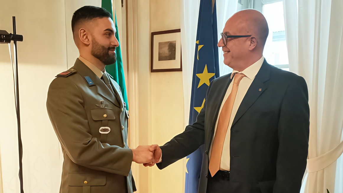 Ieri mattina il prefetto di Bergamo Luca Rotondi ha incontrato il graduato scelto del Terzo Reggimento di Sostegno Aviazione dell’Esercito... Ieri mattina il prefetto di Bergamo Luca Rotondi ha incontrato il graduato scelto del Terzo Reggimento di Sostegno Aviazione dell’Esercito...