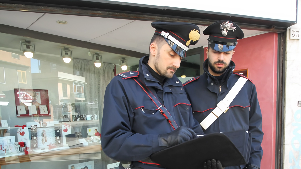 I carabinieri davanti alla gioielleria del centro Due i malviventi che hanno fatto irruzione con il volto parzialmente travisato I carabinieri davanti alla gioielleria del centro Due i malviventi che hanno fatto irruzione con il volto parzialmente travisato