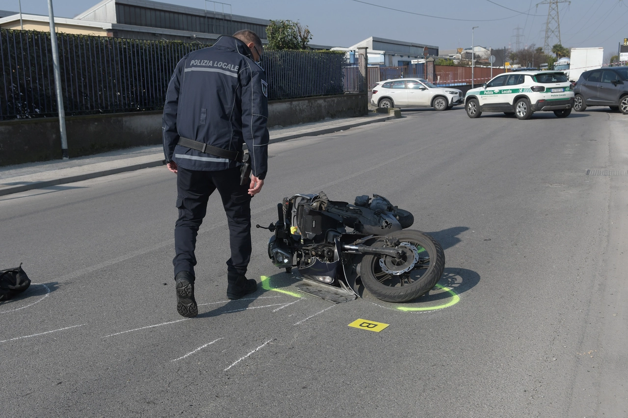 I rilievi sul luogo dell'incidente avvenuto in via Lombardia: il motociclista ferito è stato portato d'urgenza in ospedale (Canali)