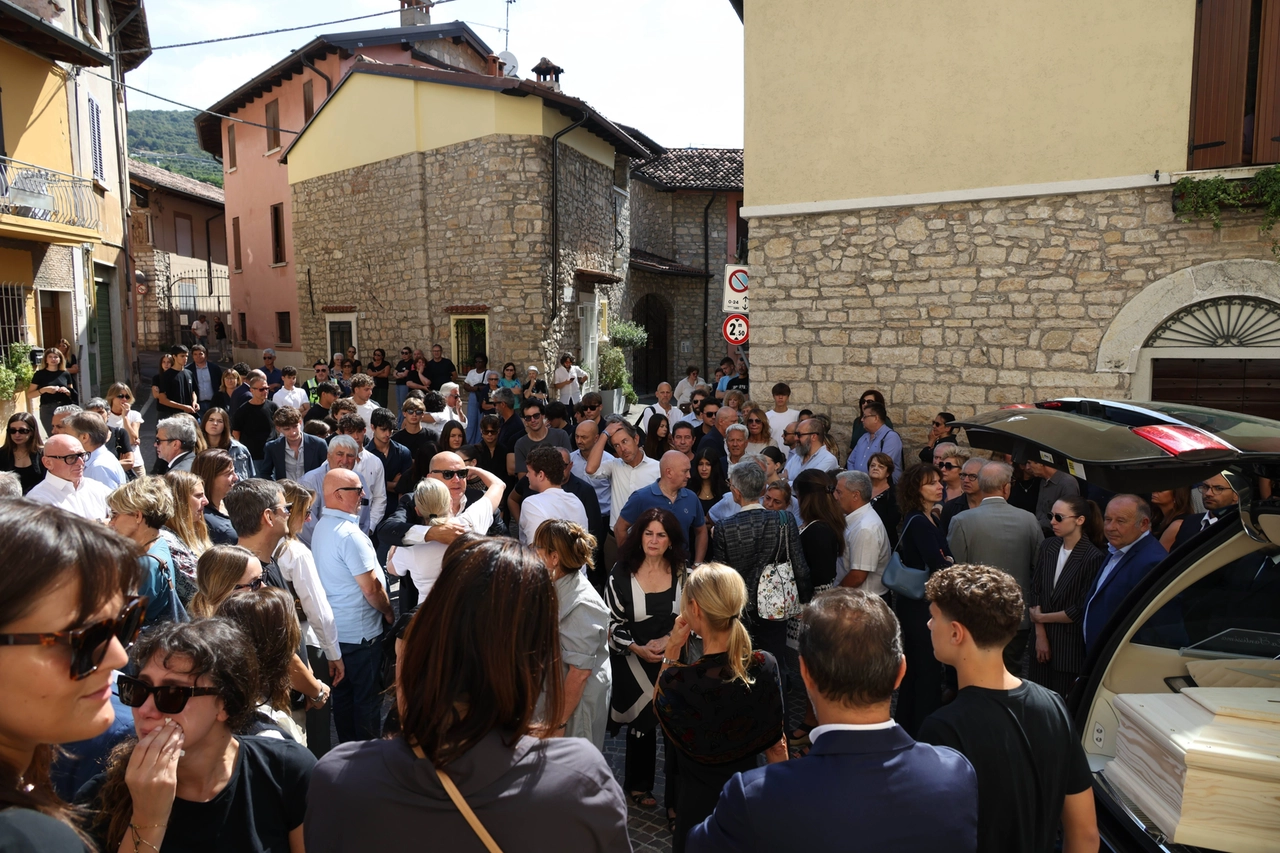 I funerali a Cellatica, oggi 31 luglio, di Marco Calvi: una vita spezzata a soli 16 anni