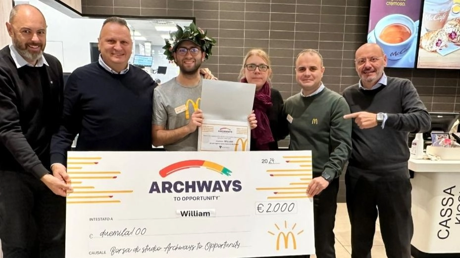 Due borse di studio da 2mila euro a due universitari lavoratori di McDonald's: William Puttomati e Laila Rafaei premiati per eccellenza accademica e impegno professionale.