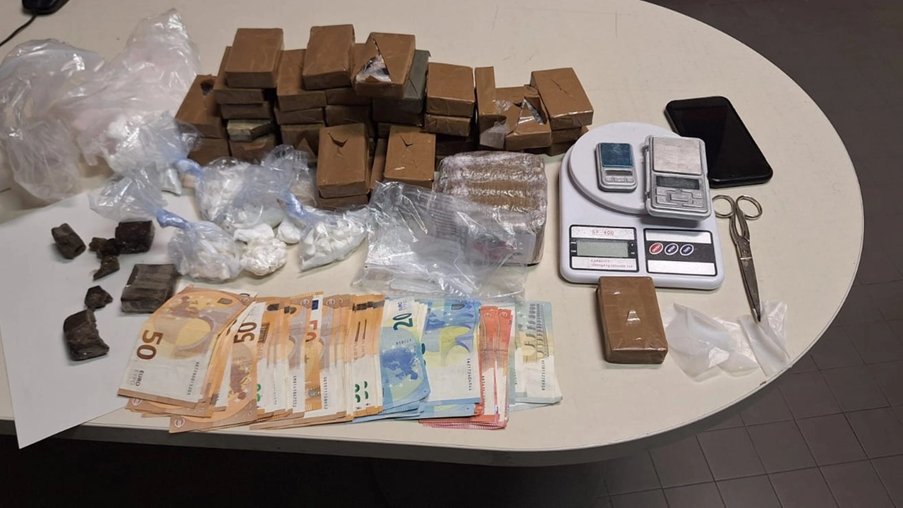 La droga e i soldi sequestrati dai carabinieri di Voghera