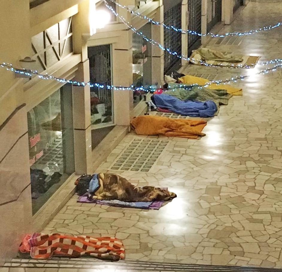 Assediati dal degrado in galleria Fanzago. A Bergamo l’emergenza senza tetto si è solo spostata Assediati dal degrado in galleria Fanzago. A Bergamo l’emergenza senza tetto si è solo spostata