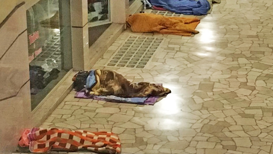 Senza tetto nella galleria Fanzago di Bergamo Senza tetto nella galleria Fanzago di Bergamo