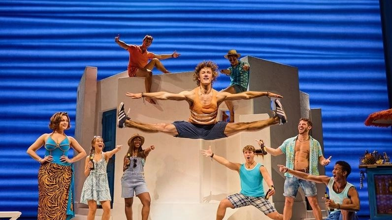 Una scena di “Mamma mia!“, dal 30 aprile agli Arcimboldi