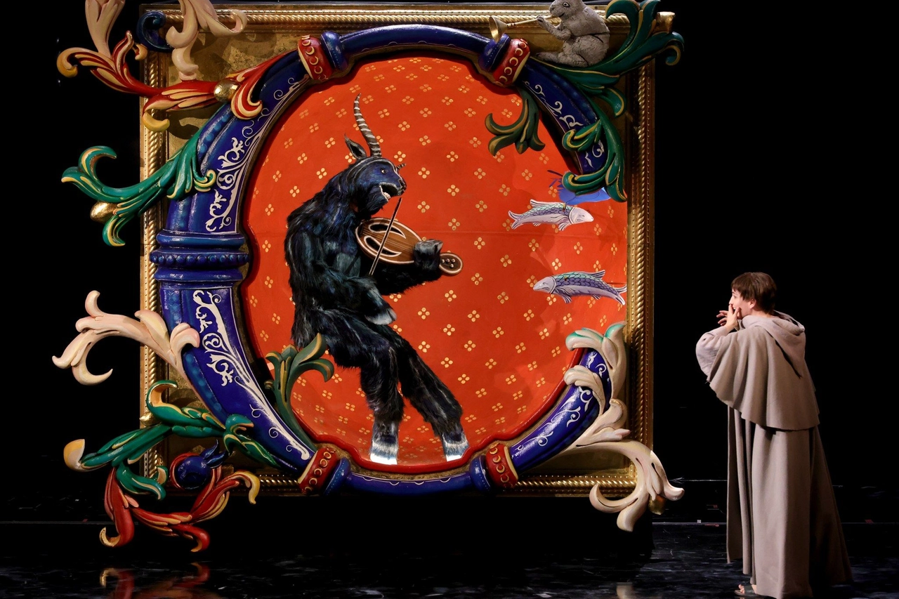 Alla Scala la prima assoluta del Nome della rosa, la nuova opera di Francesco Filidei diretta da Ingo Metzmacher per la regia di Damiano Michieletto