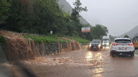 A Casnigo percorribilità a rischio per la statale 671 tra la Somet e il ponte del Costone, a causa di allagamenti (Foto facebook Sei della Valle Seriana se...)