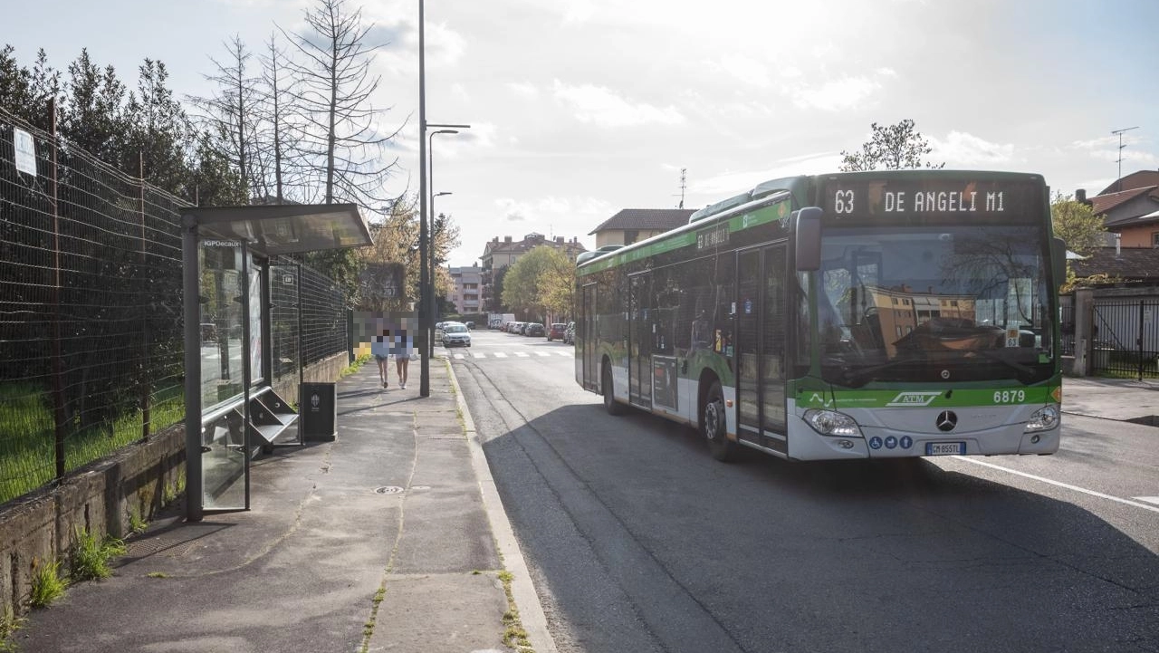 La fermata dell'autobus dove la ragazzina è scesa ed è stata seguita