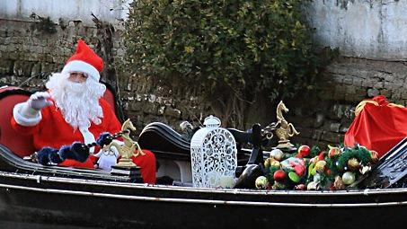 Babbo Natale arriva a bordo di una dragon boat e contribuisce a sensibilizzare i bambini ad una corretta igiene... Babbo Natale arriva a bordo di una dragon boat e contribuisce a sensibilizzare i bambini ad una corretta igiene...