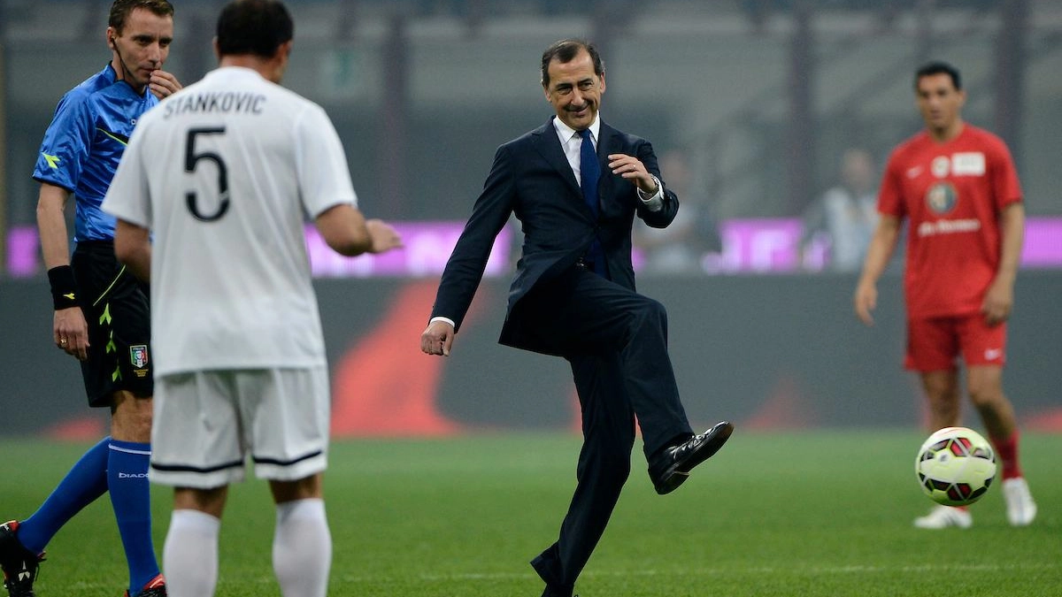 Il sindaco Giuseppe Sala dà metaforicamente il calcio di avvio alla nuova stagione politica in Comune Il sindaco Giuseppe Sala dà metaforicamente il calcio di avvio alla nuova stagione politica in Comune