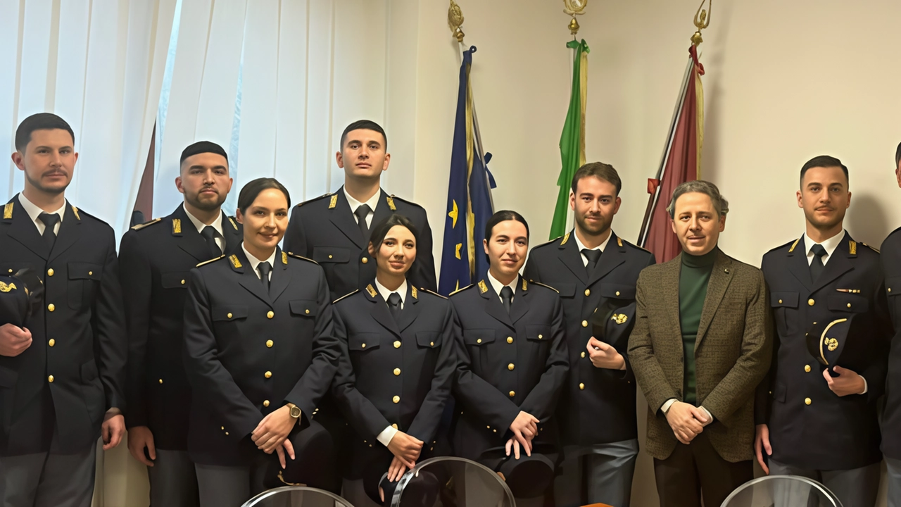 Altri 12 agenti. Nella mattinata di mercoledì, il Questore Salvatore Barilaro ha accolto otto nuovi poliziotti appartenenti al ruolo agenti... Altri 12 agenti. Nella mattinata di mercoledì, il Questore Salvatore Barilaro ha accolto otto nuovi poliziotti appartenenti al ruolo agenti...