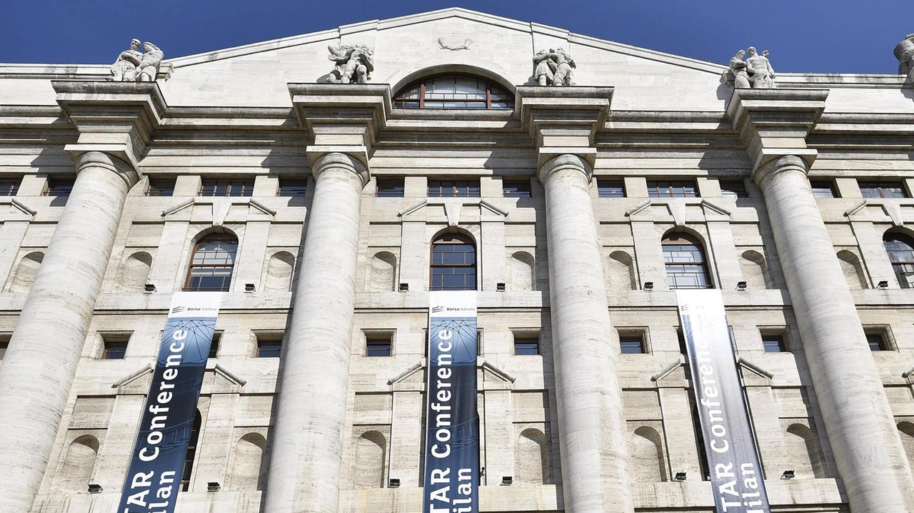 Acquisti anche su Moncler, Saipem, Tenaris e Campari, giù Unipol Acquisti anche su Moncler, Saipem, Tenaris e Campari, giù Unipol
